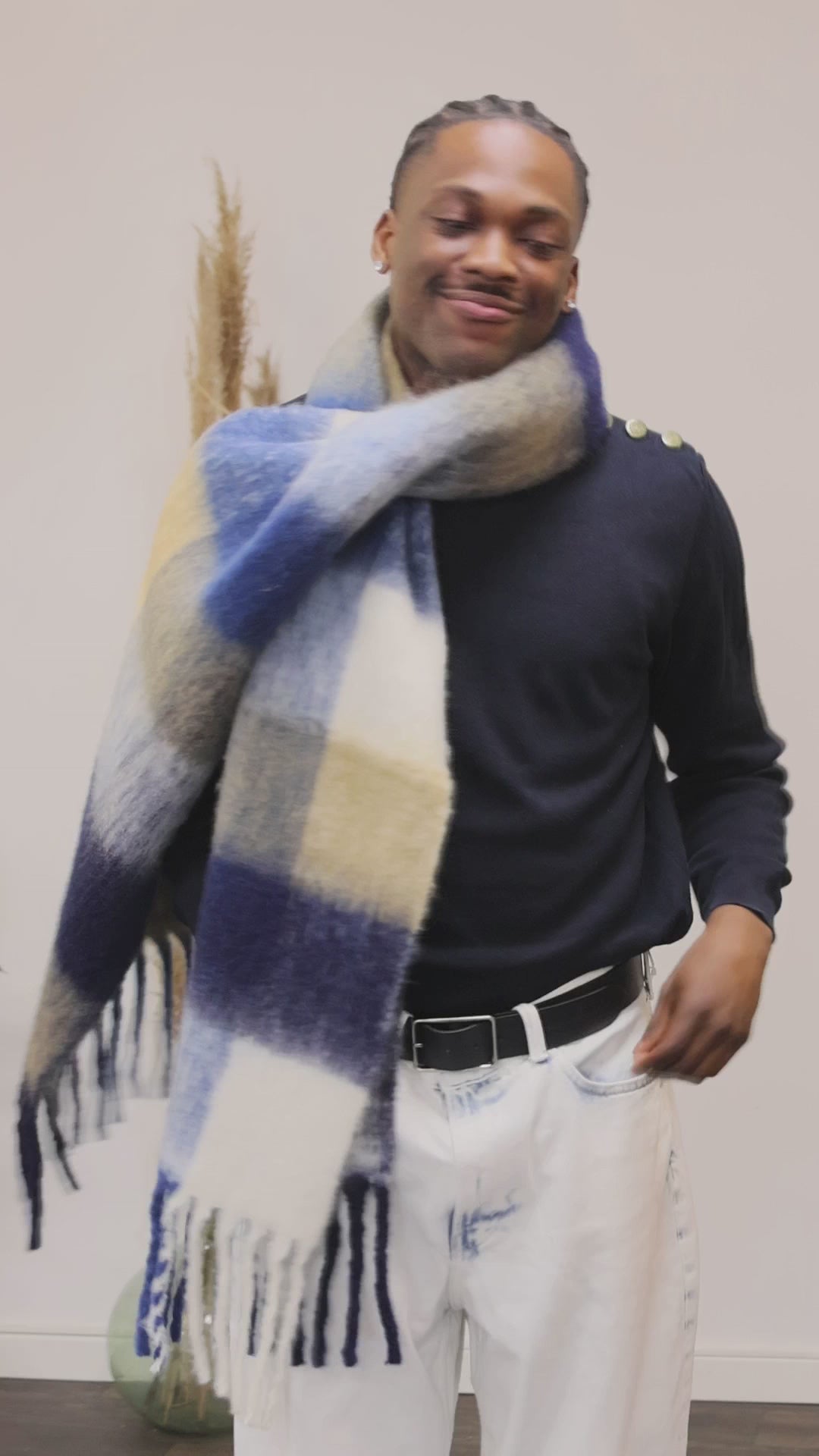 Une vidéo d'un homme qui porte une écharpe signée Monsieur Charli