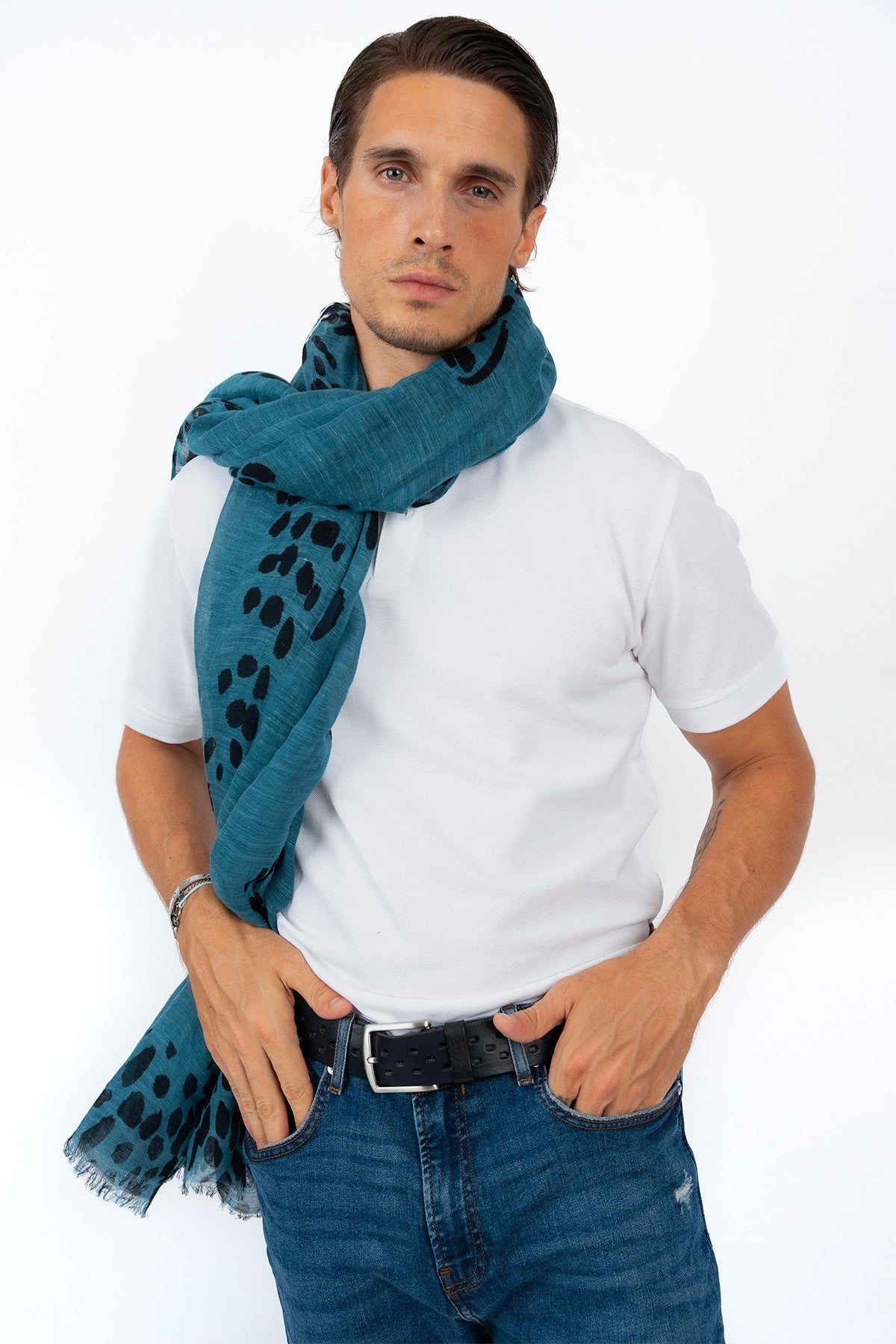 Un homme qui porte un cheche  en lin bleu de Monsieur Charli